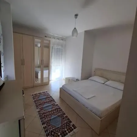 Isabel's With Balcony Апартаменты Тирана
